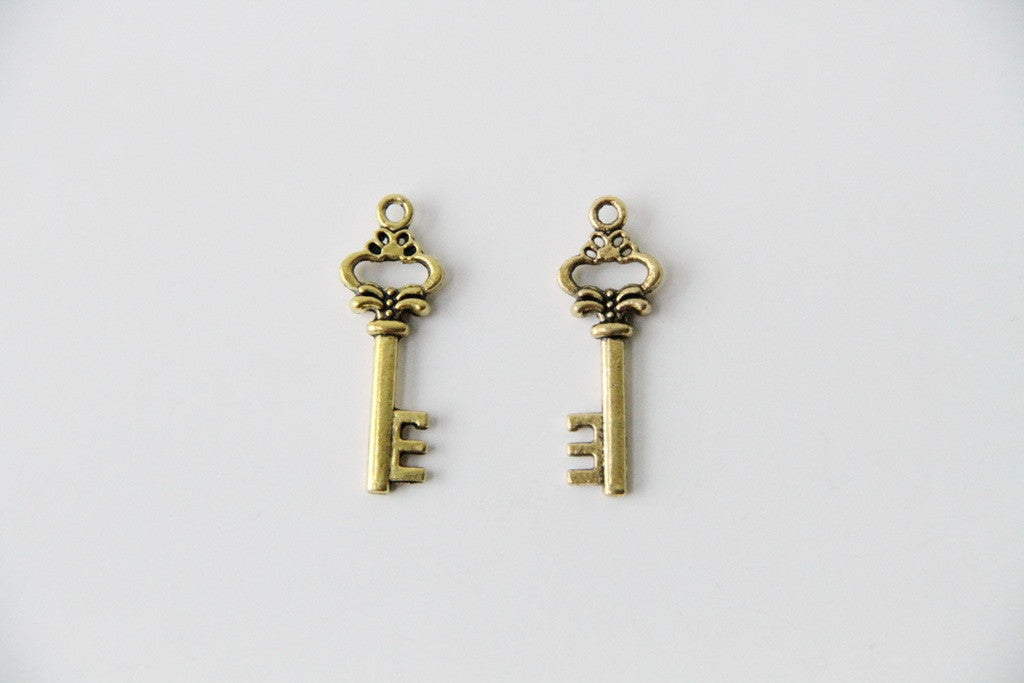Charm - Key, Antique Gold - KEY Handmade
 - 1